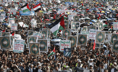Los manifestantes portaron una gigante bandera palestina y exigieron el fin inmediato del genocidio en la Franja de Gaza.